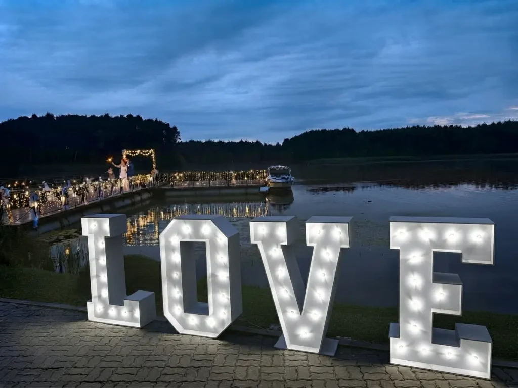 Napis LOVE atrakcja na wesela i poprawiny w Bydgoszczy.